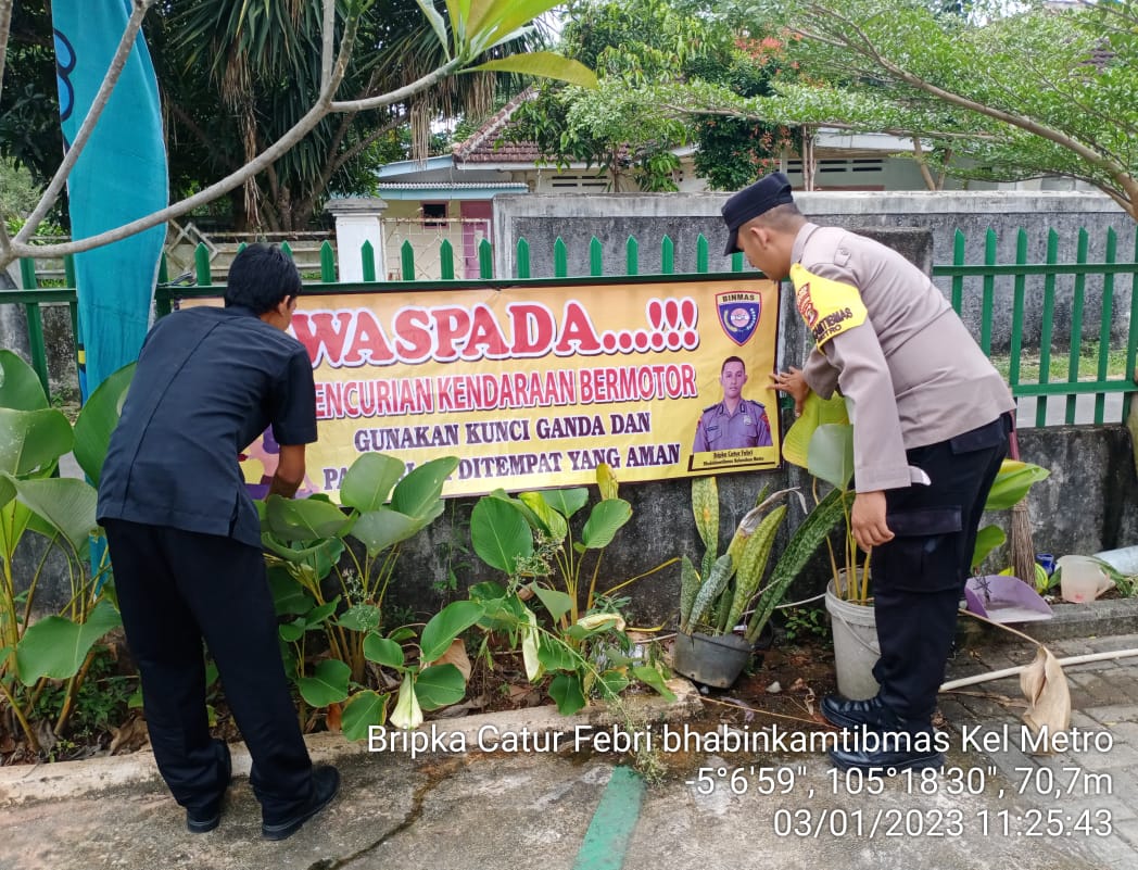 Ingatkan Warga Tentang Curanmor, Bhabinkamtibmas Pasang Spanduk Himbauan